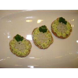 Kaviár, na sucho osmažená bagetka, bylinkové máslo, petrželka